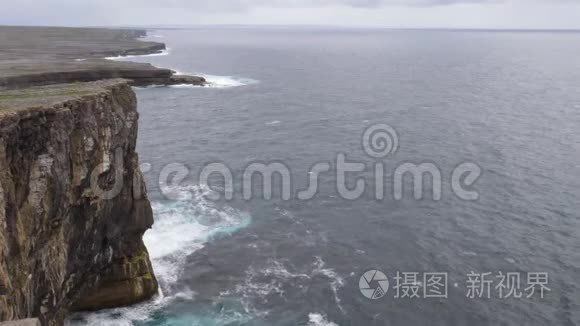 爱尔兰奥兰群岛的海岸线和悬崖视频
