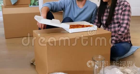 一对夫妇在新房吃披萨视频