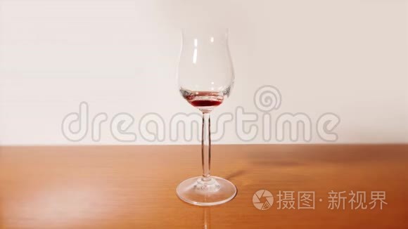 一个酒杯里装满了红酒视频