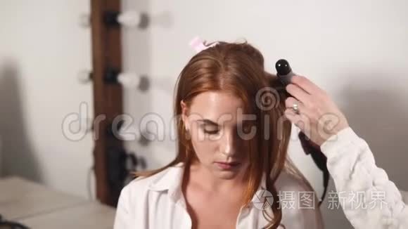 女人在发型工作室为模特做卷发视频