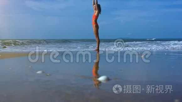 泳滩浅水区瑜伽位置的瘦长海女视频