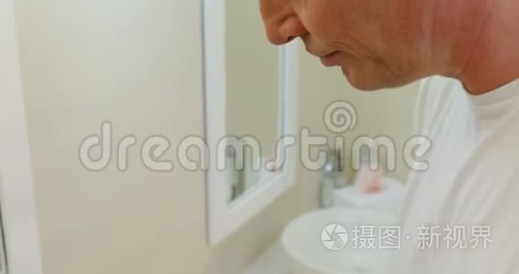 男人脸上涂着剃须泡沫视频