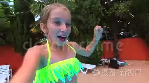 小女孩在游泳池里跳视频