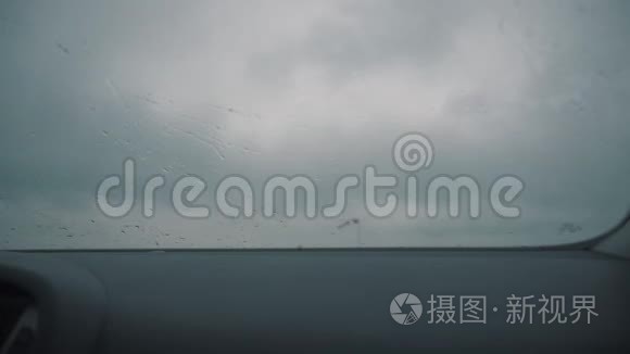 窗户上的雨滴和雷声视频