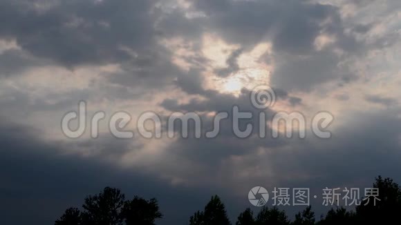 黄昏的天空带着暴风雨的云彩和太阳