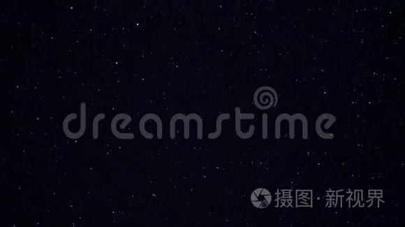 星空。 在黑暗的夜空中闪烁着星星。 星空上的星斗.. 迷人的奇观。 夜晚