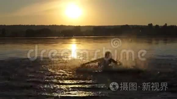 有趣的人在湖里做圆圈，在日落时在斯洛莫享受