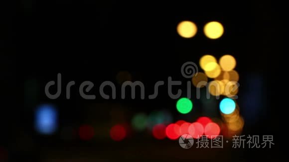 夜间城市道路的交通灯视频