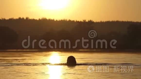 在夕阳西下的邋遢男人在湖中游蝶