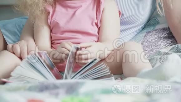 妈妈和小女儿在看照片视频