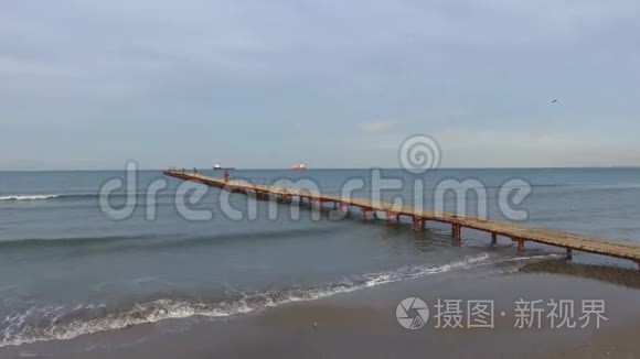 鸟瞰：大海和日出.. 海上大桥。 令人惊叹的景色