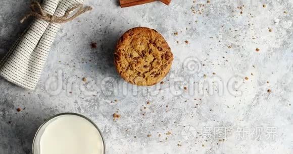 一杯牛奶和饼干视频