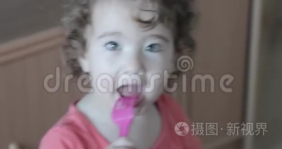 一个嘴里有叉子的小孩视频