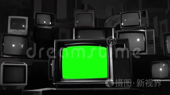 上世纪80年代电视绿色屏幕与许多旧电视。 中性色调。 多利。
