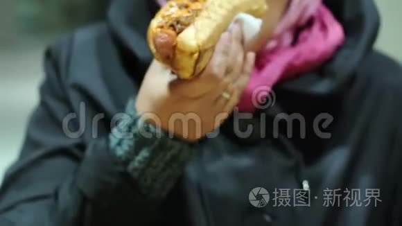 胖女人喜欢吃油腻的热狗，患有饮食失调症，体重增加