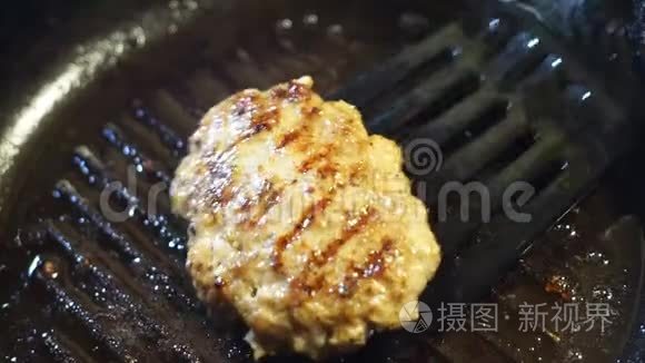 在平底锅里煎煮馅饼视频