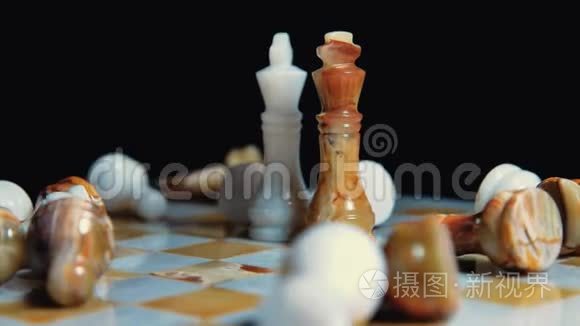 打了一枪。 旋转凸轮。 象棋比赛。 对抗国王。 所有的碎片都在板上。