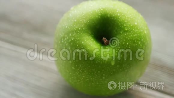 带水滴的绿色成熟苹果视频