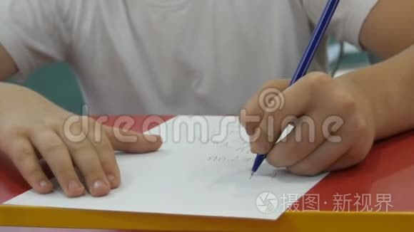 少年男孩学会用左手写字视频