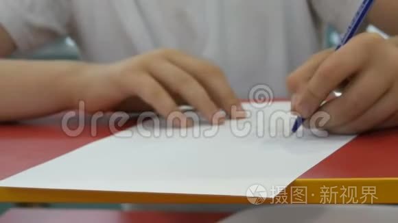 少年男孩学会用左手写字视频