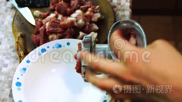 肉是用手工磨碎的视频