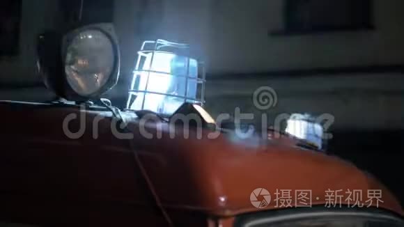 消防车顶部的红蓝闪烁的灯光视频