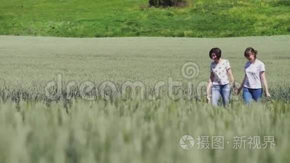 两个女孩牵着手走在大自然中视频