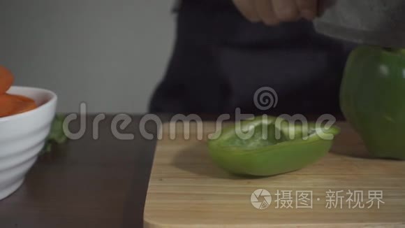 慢动作关闭妇女制作健康食品和切碎喇叭在切割板在厨房。