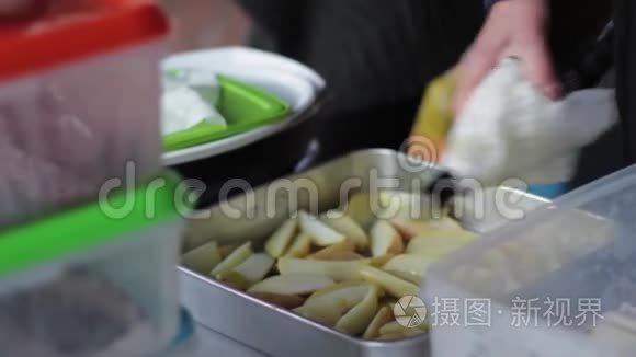 用橄榄油给土豆调味视频