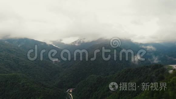 飞越一片令人惊叹的雨林，日出时带雾在雨林上空鸟瞰.. 4K空中录像，雨林