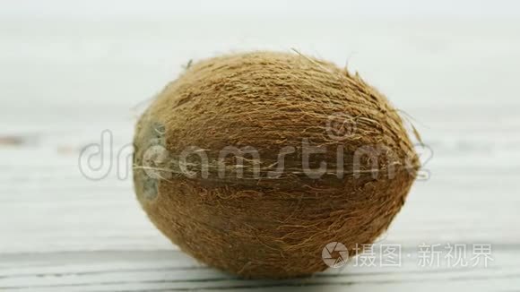 桌子上有未剥的棕色椰子