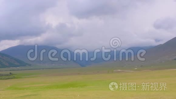 阴天时空谷及山景视频