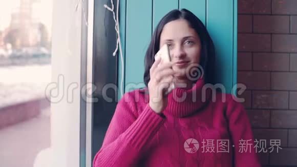 美女在咖啡馆打电话