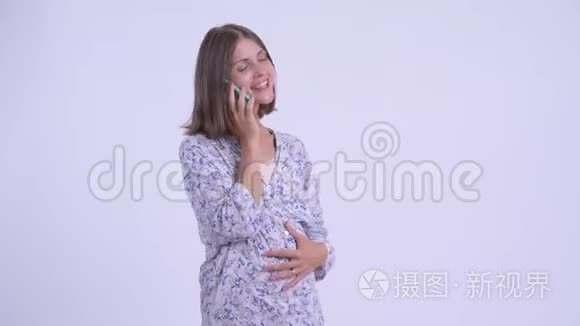 快乐的年轻孕妇打电话