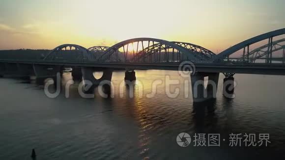 空中镜头。 日落时分低空飞往基辅桥。