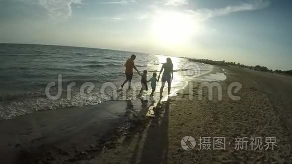 日落时分，一家人沿着大海散步