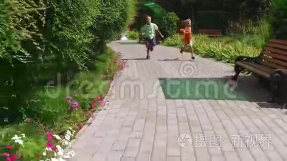 两个男孩在公园里跑步视频