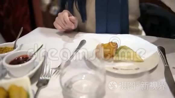 在餐馆里吃印度美食的女人视频