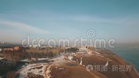 在西伯利亚山河悬崖上的教堂视频