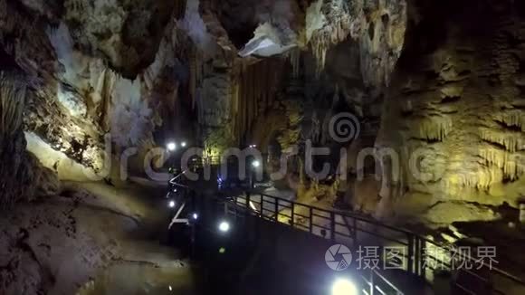 洞穴中石笋结构排列的照明灯具视频
