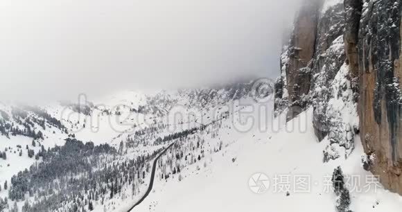 向前空中与雪山，道路和森林在塞拉关。 多云坏阴多雾天气.. 冬季