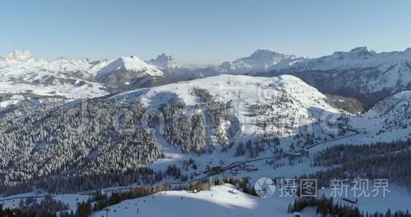 向后空中飞雪高山谷与滑雪轨道，椅子升降机在皮兹博。 晴天，晴空万里.. 冬季白云