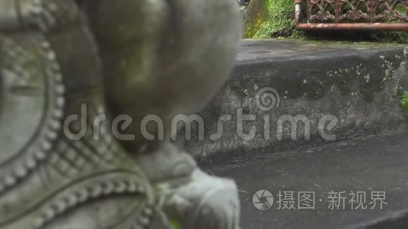 印度尼西亚巴厘岛寺庙前的印度尼西亚神像。 传统的印尼语符号。 古代雕塑宗教