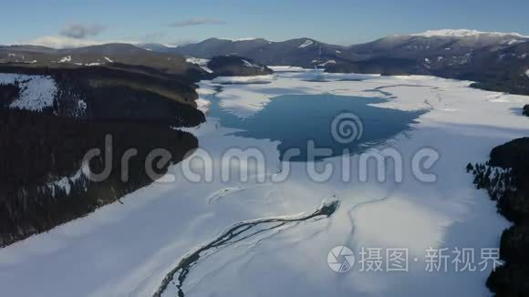 高山冰湖上空的航拍镜头视频