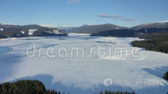 高山冰湖上空的航拍镜头视频