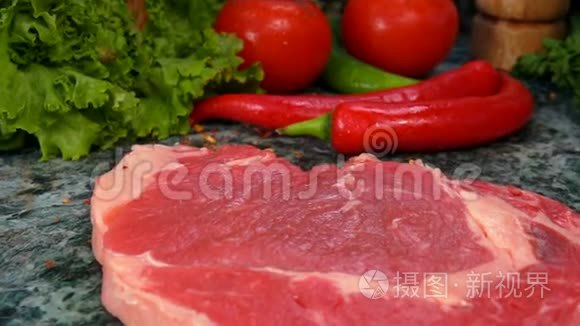 混合香料落在小牛肉上