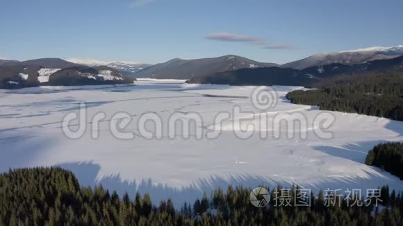 高山冰湖上空的航拍镜头视频