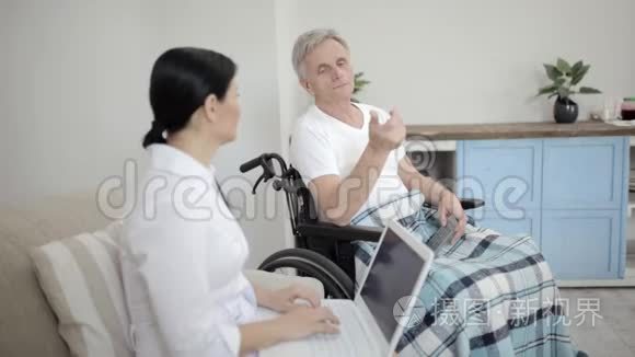 护士照顾残疾人视频