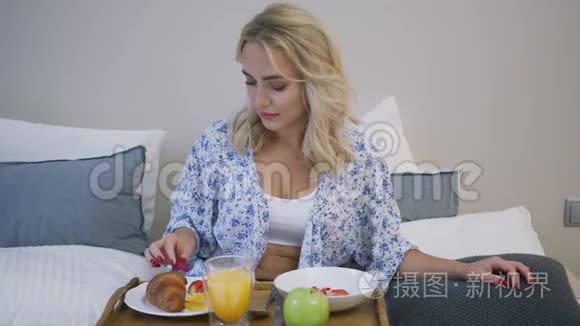 女人早餐时在床上吃浆果视频