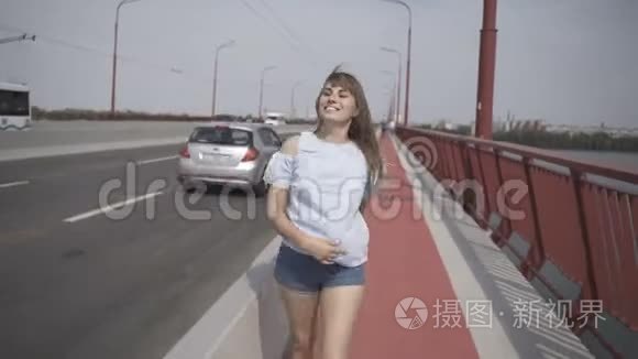 快乐的女孩走过桥视频